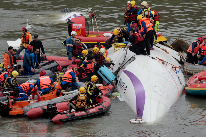 Illustration for article titled Se estrella un avión de TransAsia tras chocar contra un puente elevado